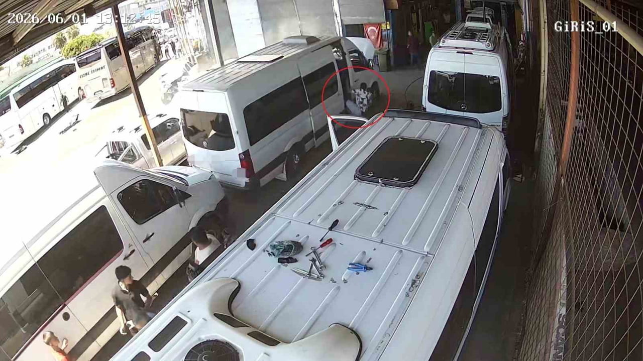 ANTALYA’DA KONTROLDEN ÇIKAN OTOMOBİL ORTALIĞI SAVAŞ ALANINA ÇEVİRDİ. ÖNCE PETROL İSTASYONUNDA...