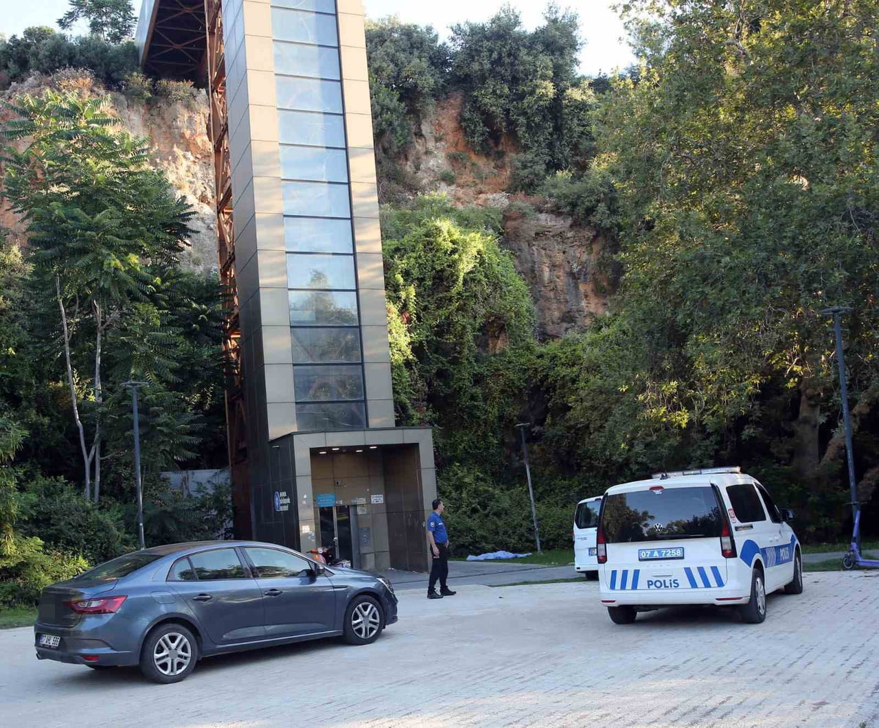 ANTALYA’DA KONYAALTI SAHİLİ’NDE BULUNAN YAKLAŞIK 35 METRELİK ASANSÖRDEN MANZARA İZLEMEK İSTEYEN...