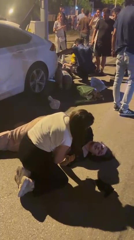 ANTALYA’DA MEYDANA GELEN TRAFİK KAZASINDA MOTOSİKLETTE BULUNAN 2 GENÇ KIZ YARALANDI. KAZANIN...