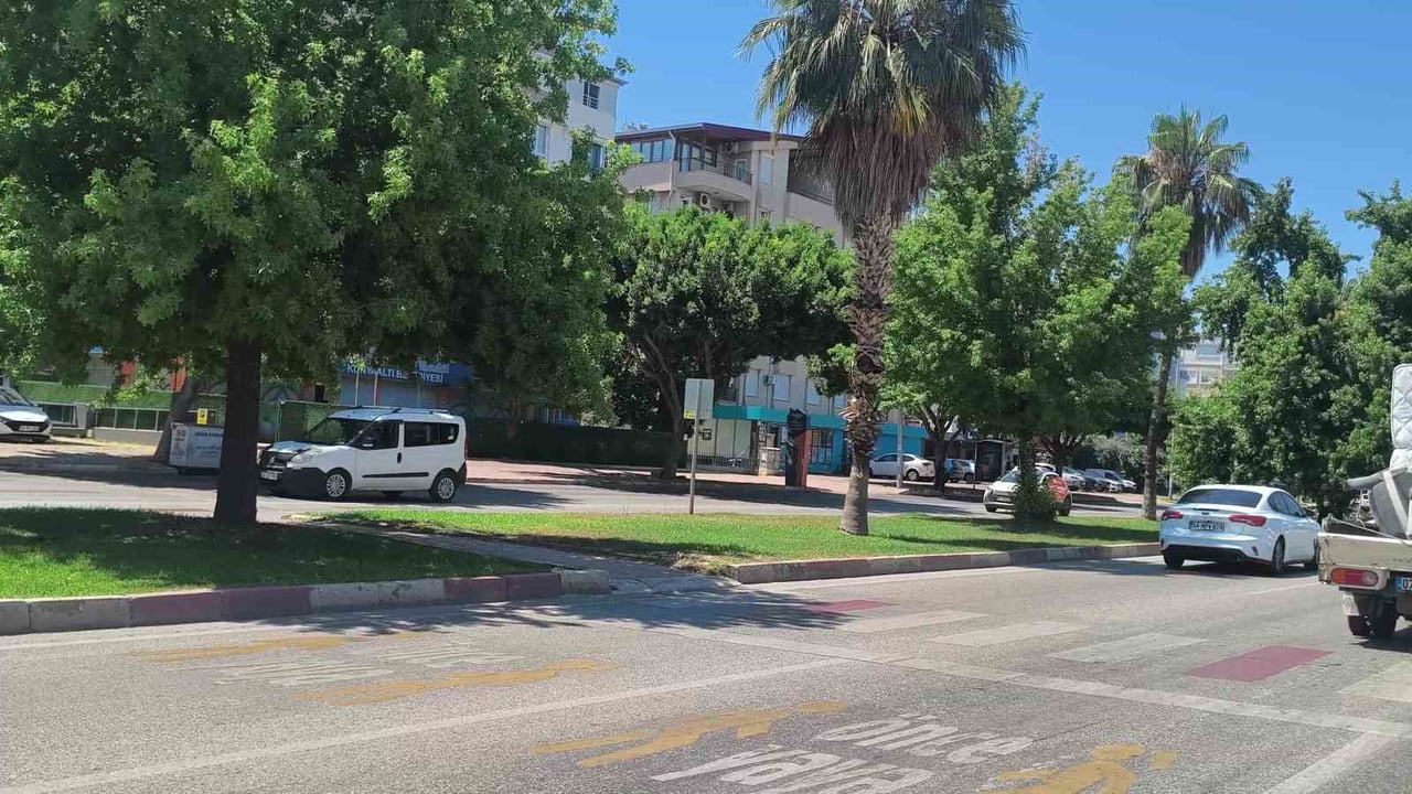 ANTALYA’DA MEYDANA GELEN TRAFİK KAZASINDA YOLUN KARŞISINA GEÇMEKTE OLAN YAYAYA OTOMOBİL ÇARPTI....