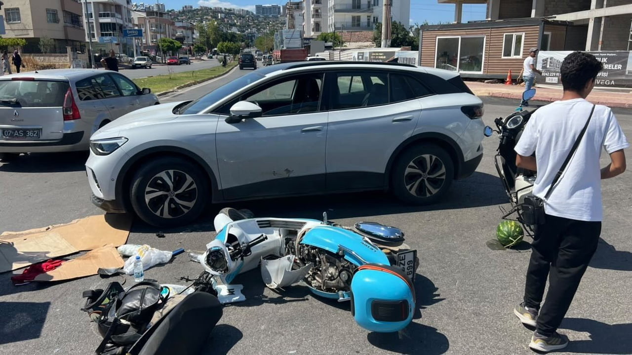 ANTALYA’DA MOTOSİKLETİ İLE ÇOCUKLARINI OKULDAN ALMAK ÜZERE YOLA ÇIKAN KADIN TRAFİK KAZASINDA...