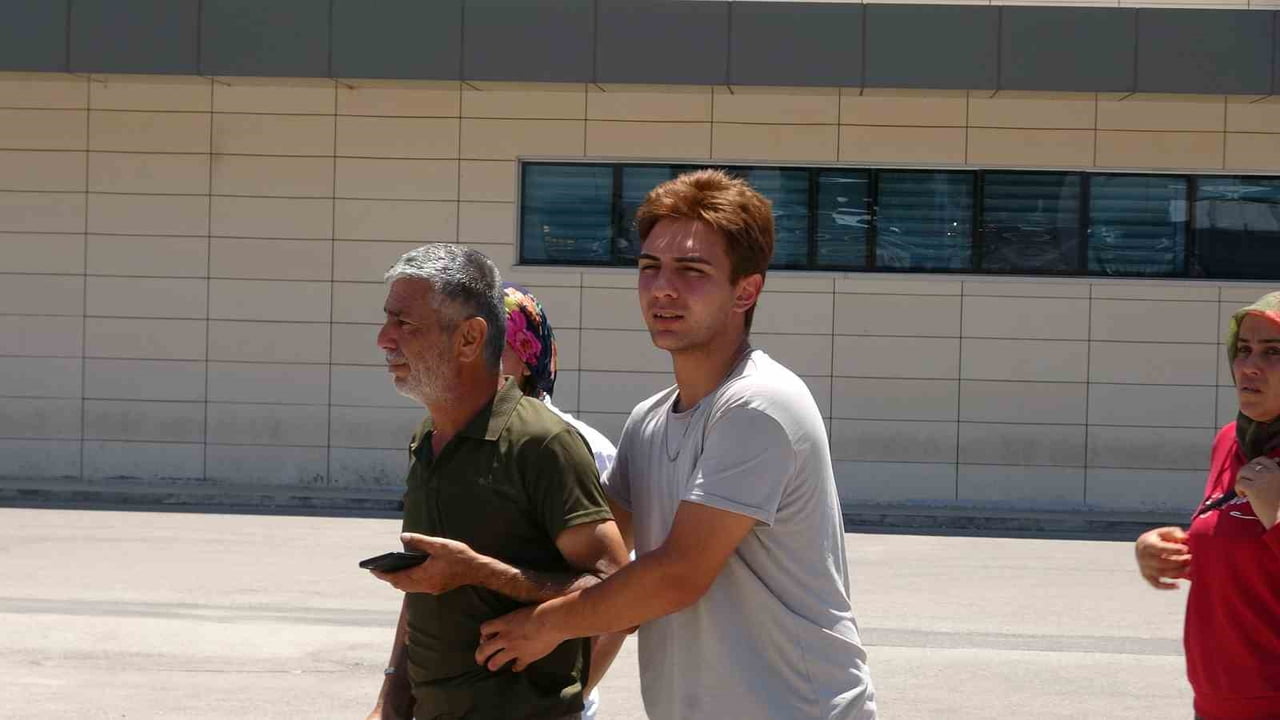 ANTALYA’DA MOTOSİKLETİ İLE ÇOCUKLARINI OKULDAN ALMAK ÜZERE YOLA ÇIKAN KADIN TRAFİK KAZASINDA...