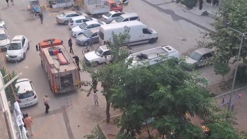 ANTALYA’DA PARK HALİNDEKİ ARACIN KLİMA BÖLÜMÜNDE ÇIKAN YANGIN VATANDAŞLAR TARAFINDAN...