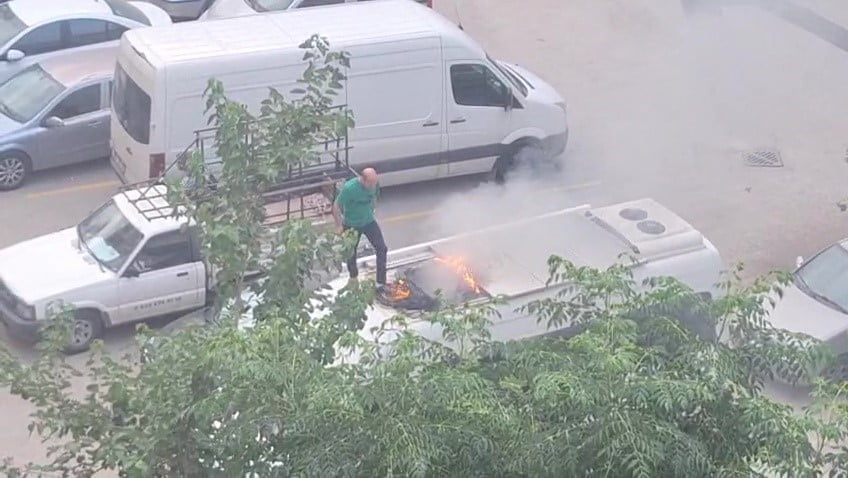 ANTALYA’DA PARK HALİNDEKİ ARACIN KLİMA BÖLÜMÜNDE ÇIKAN YANGIN VATANDAŞLAR TARAFINDAN...
