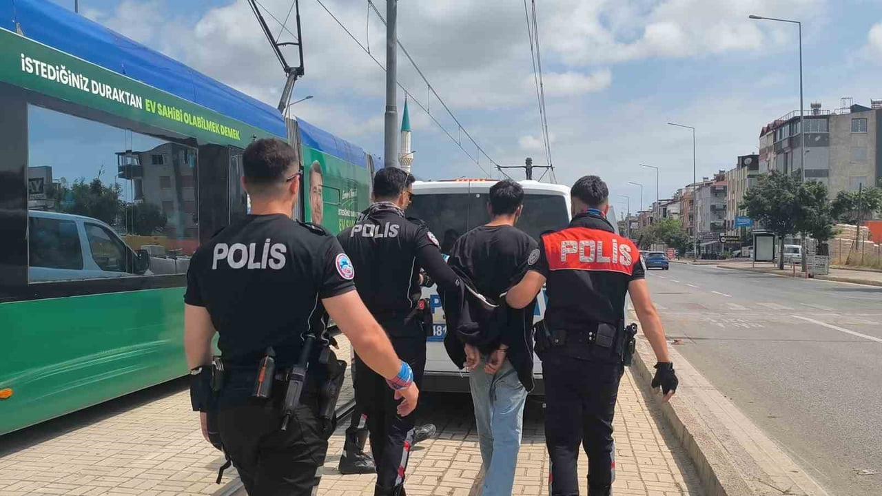 ANTALYA’DA POLİSİN DURUMUNDAN ŞÜPHELENDİĞİ VE EKİPLERİ GÖRÜNCE KAÇMAYA BAŞLAYAN ŞAHIS MOTORİZE...