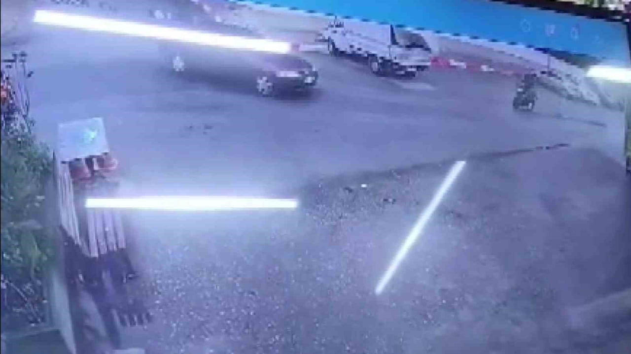 ANTALYA’DA SOKAK KESİŞİMİNDE OTOMOBİLLE ÇARPIŞAN MOTOSİKLET SÜRÜCÜSÜNÜN ÖLÜMDEN DÖNDÜĞÜ KAZA ANI...