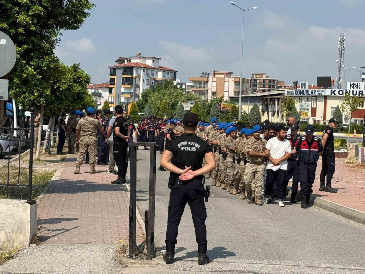 ANTALYA MERKEZLİ 27 İLDE 84 ŞÜPHELİYE YÖNELİK DÜZENLENEN YASA DIŞI BAHİS OPERASYONUNDA GÖZALTINA...