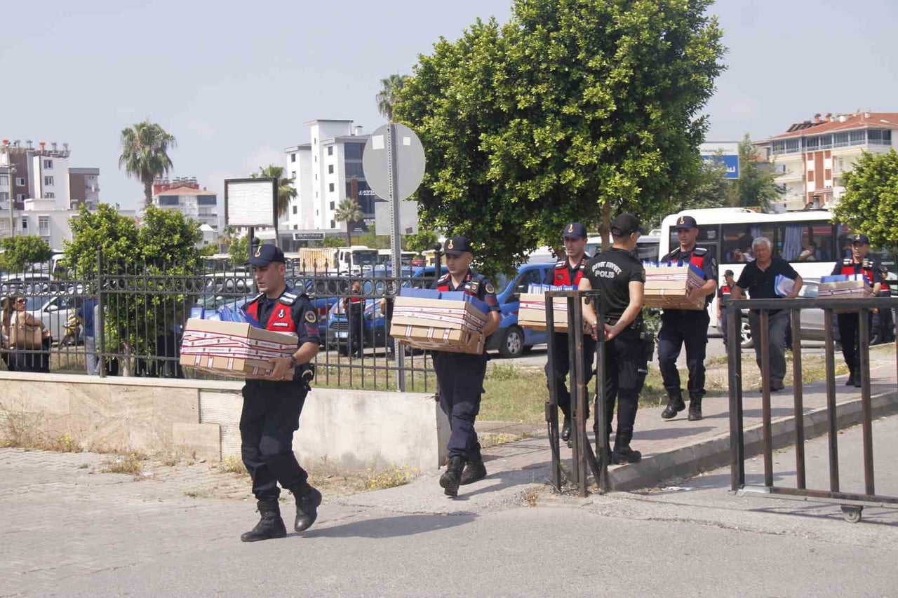 ANTALYA MERKEZLİ 27 İLDE 84 ŞÜPHELİYE YÖNELİK DÜZENLENEN YASA DIŞI BAHİS OPERASYONUNDA GÖZALTINA...