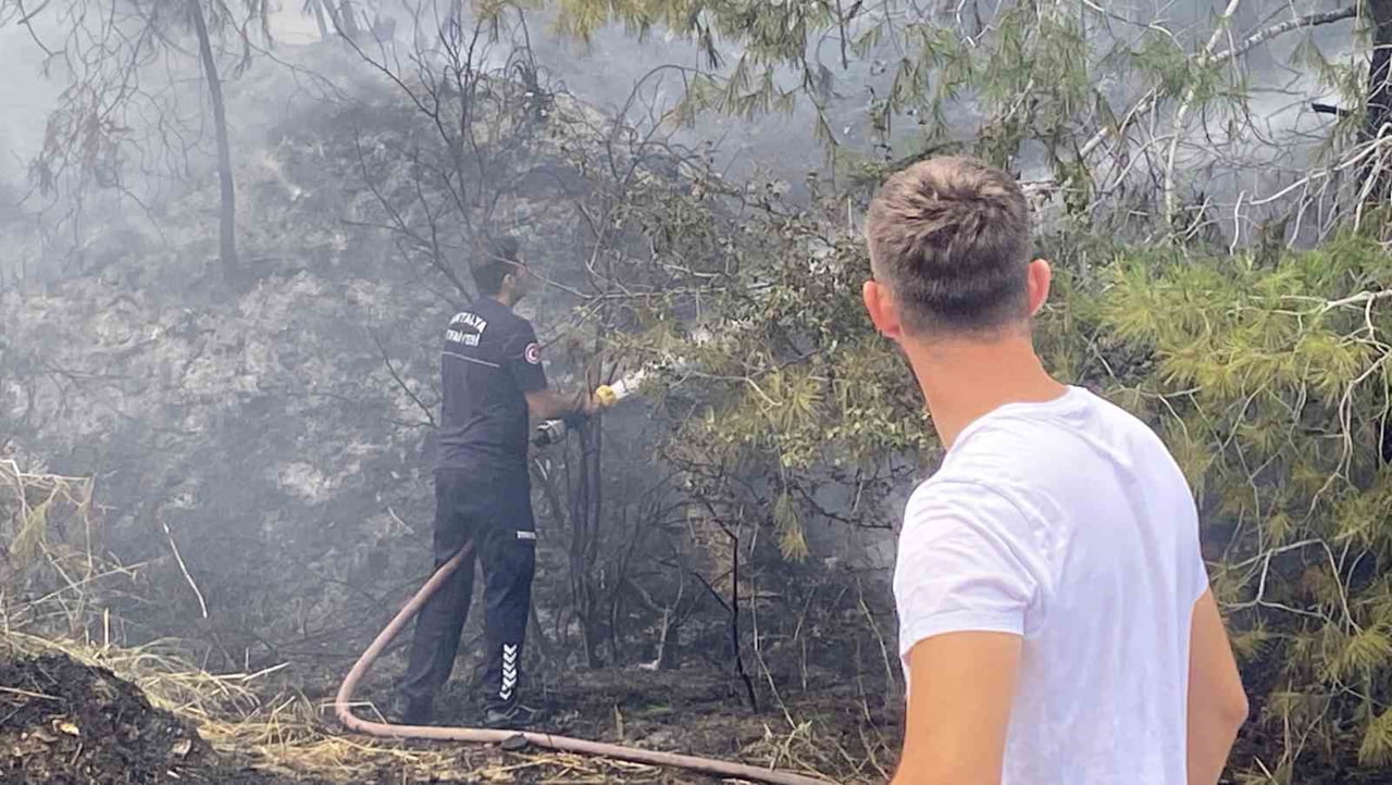 ANTALYA’NIN AKSU İLÇESİNE BAĞLI HACIALİLER MAHALLESİ’NDE BUGÜN ÖĞLE SAATLERİNDE ÇIKAN ORMANLIK...