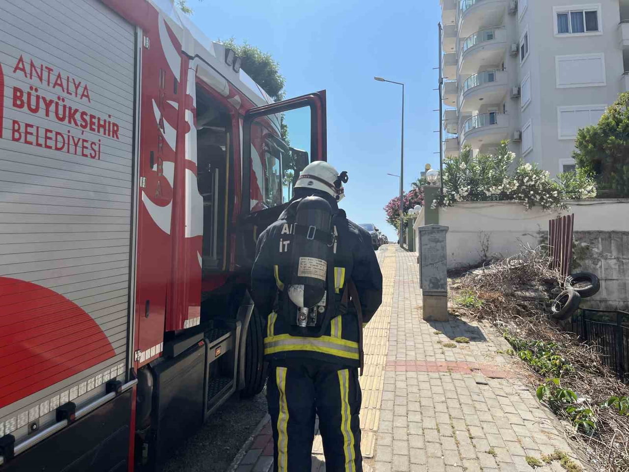 ANTALYA’NIN ALANYA İLÇESİNDE BİR APARTMAN DAİRESİNDE ÇIKAN YANGIN PANİĞE NEDEN OLDU. BANYODA...