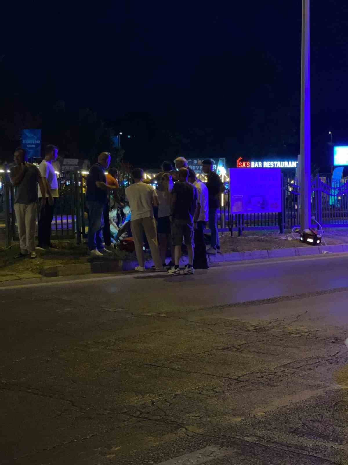ANTALYA’NIN ALANYA İLÇESİNDE D-400 KARAYOLUNDA YOLUN KARŞISINA GEÇMEYE ÇALIŞAN ÇEKYA UYRUKLU...