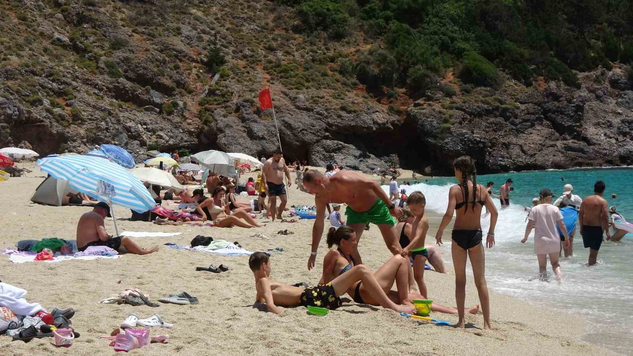 ANTALYA’NIN ALANYA İLÇESİNDE ETKİSİNİ ARTIRAN YAZ SICAKLARI, SAHİLLERİ HAREKETLENDİRDİ. HAVA...
