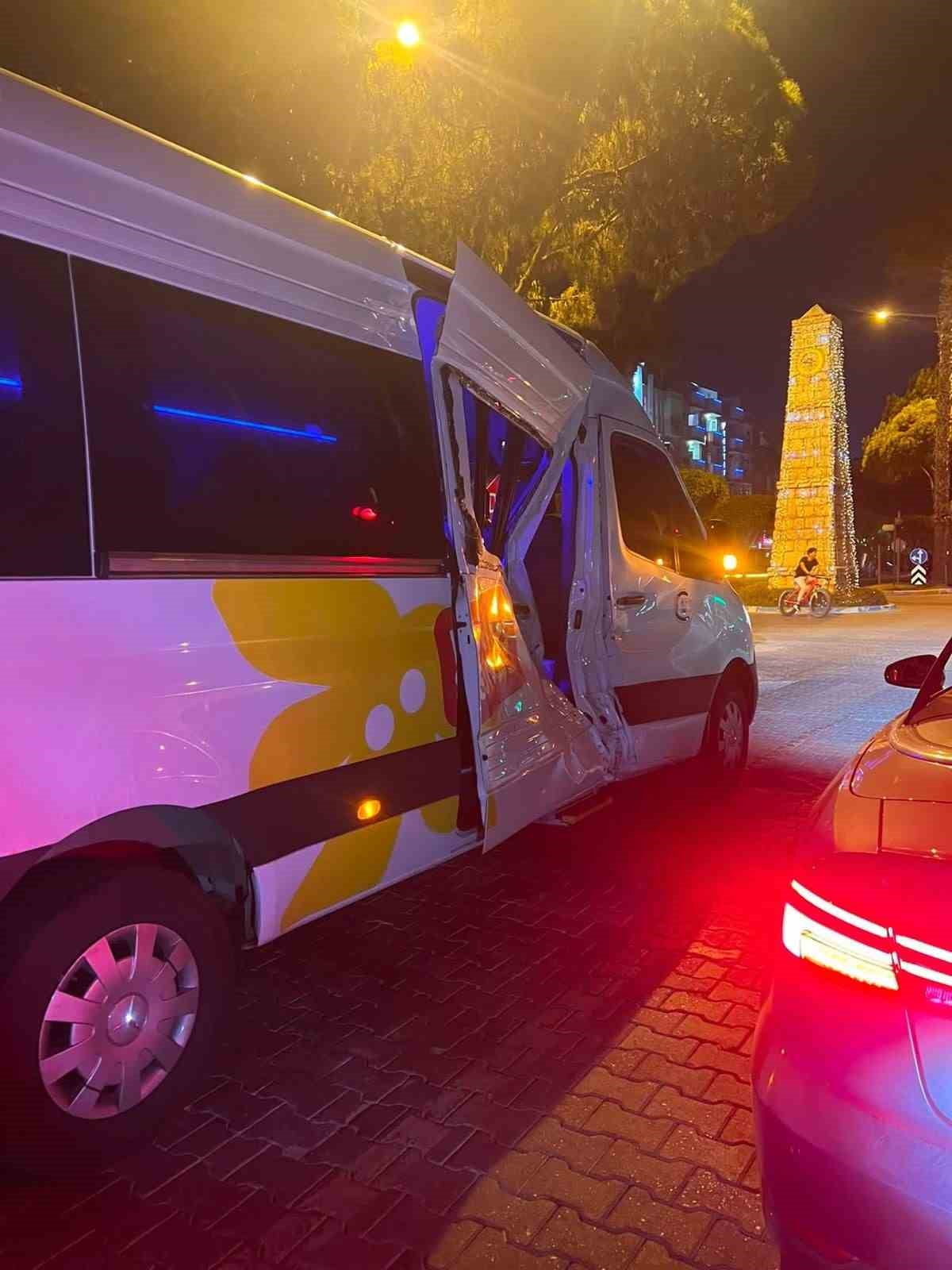ANTALYA’NIN ALANYA İLÇESİNDE MİNİBÜS İLE MOTOSİKLETİN ÇARPIŞMASI SONUCU MEYDANA GELEN KAZADA AĞIR...