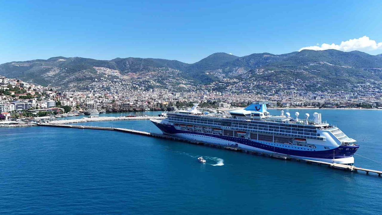 ANTALYA’NIN ALANYA İLÇESİNE SABAH SAATLERİNDE MALTA BANDIRALI LÜKS KRUVAZİYER BİN 767 TURİST İLE...