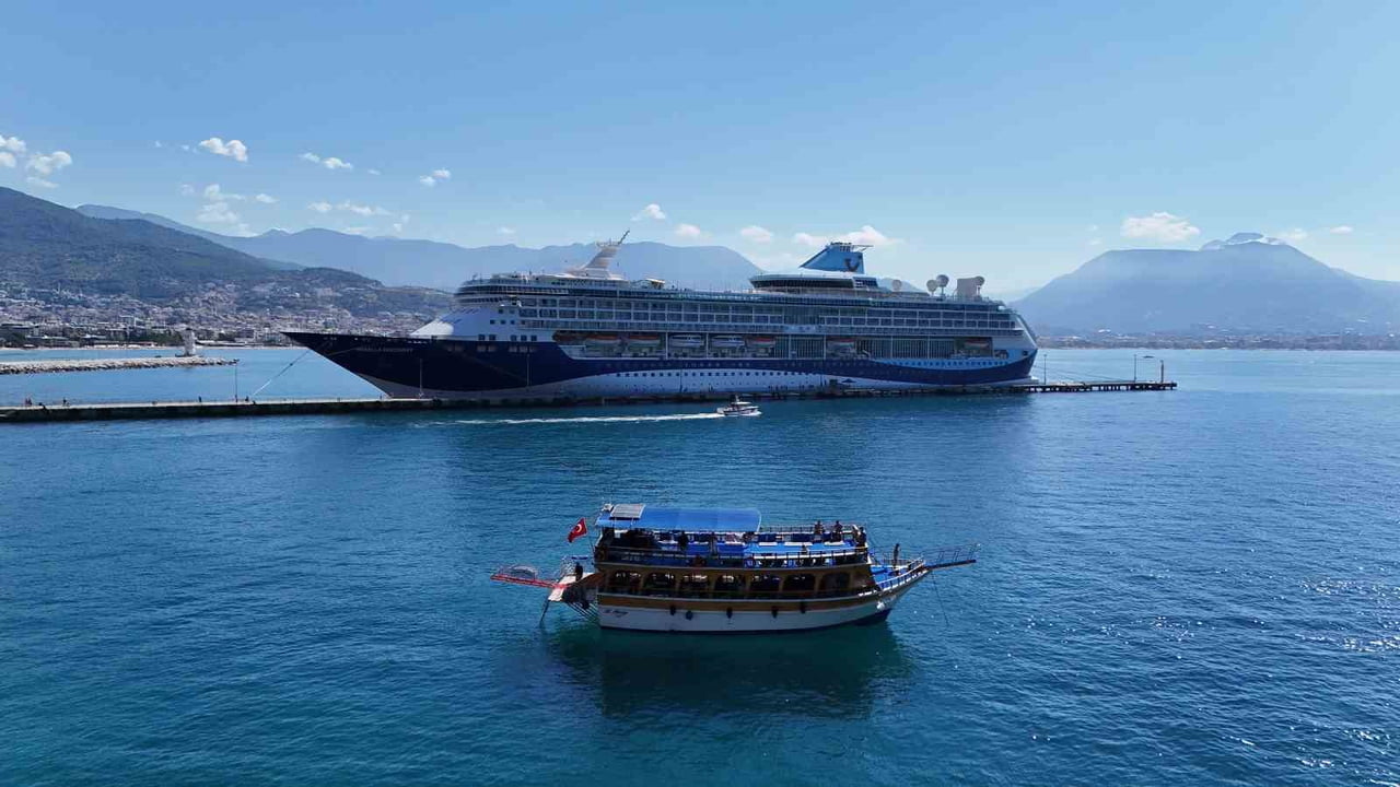 ANTALYA’NIN ALANYA İLÇESİNE SABAH SAATLERİNDE MALTA BANDIRALI LÜKS KRUVAZİYER BİN 767 TURİST İLE...