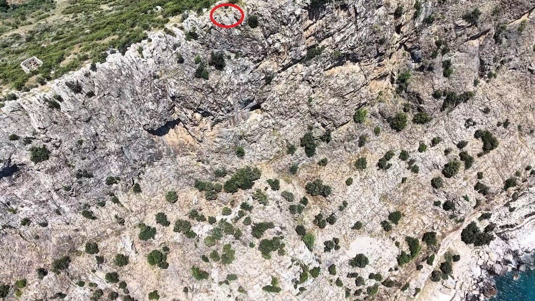 ANTALYA’NIN GAZİPAŞA İLÇESİ TARİHİ SELİNUS KALESİ’NİN SARP KAYALIKLARINA ÇIKAN BİR KİŞİ, POLİS...