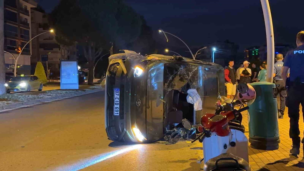 ANTALYA’NIN GAZİPAŞA İLÇESİNDE KONTROLDEN ÇIKAN OTOMOBİLİN PARK HALİNDEKİ ARAÇLARA ÇARPIP TAKLA...