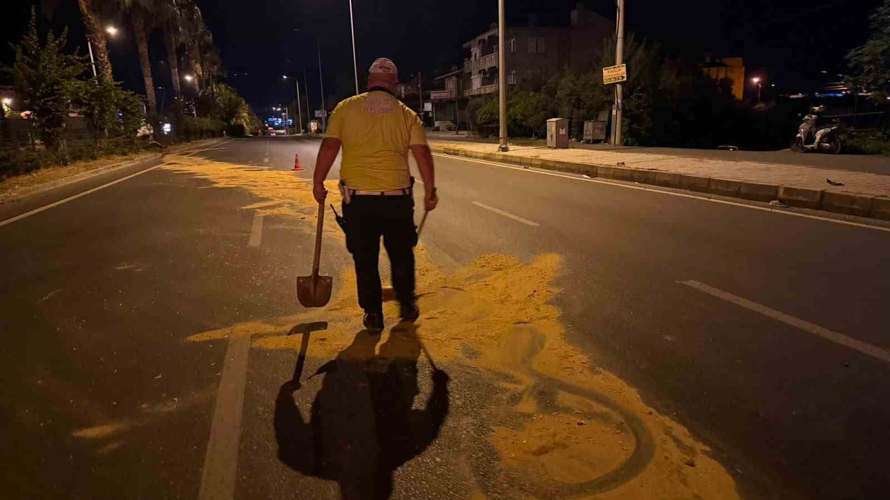 ANTALYA’NIN GAZİPAŞA İLÇESİNDE MEYDANA GELEN TRAFİK KAZASININ ARDINDAN D-400 KARAYOLU ÜZERİNE AKAN...