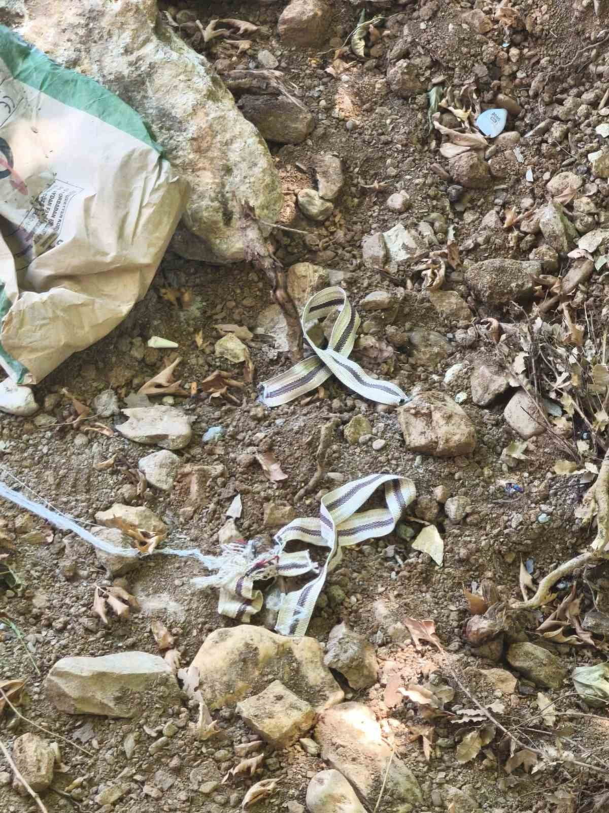 ANTALYA’NIN GAZİPAŞA İLÇESİNDE RUTİN DEVRİYE GÖREVİ YAPAN JANDARMA EKİPLERİ, BİR AĞACA ASILI HALDE...