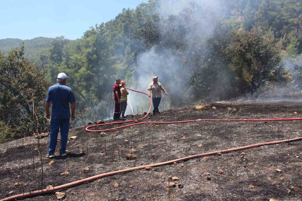 ANTALYA’NIN KUMLUCA İLÇESİNE BAĞLI GÜZÖREN MAHALLESİ'NDE OTLUK VE MAKİLİK ALANDA YANGIN ÇIKTI....