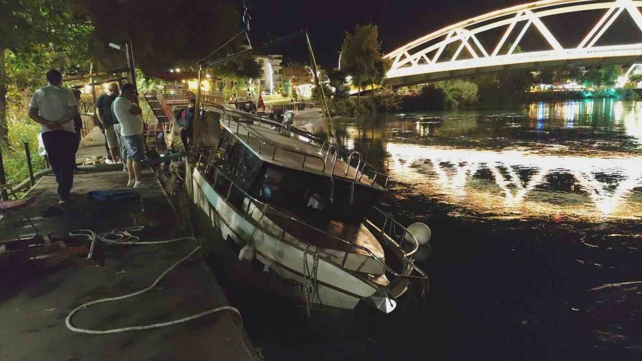 ANTALYA’NIN MANAVGAT İLÇESİ ŞÜKRÜ SÖZEN KÖPRÜSÜ YAKINLARINDA BİLİNMEYEN BİR NEDENLE SU ALARAK...