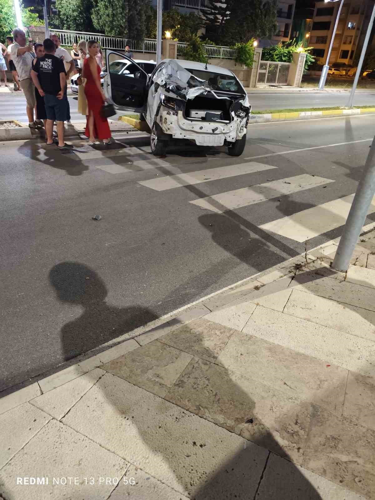 ANTALYA’NIN MANAVGAT İLÇESİNDE 2 OTOMOBİLİN ÇARPIŞMASI SONUCU MEYDANA GELEN KAZADA YARALANAN...