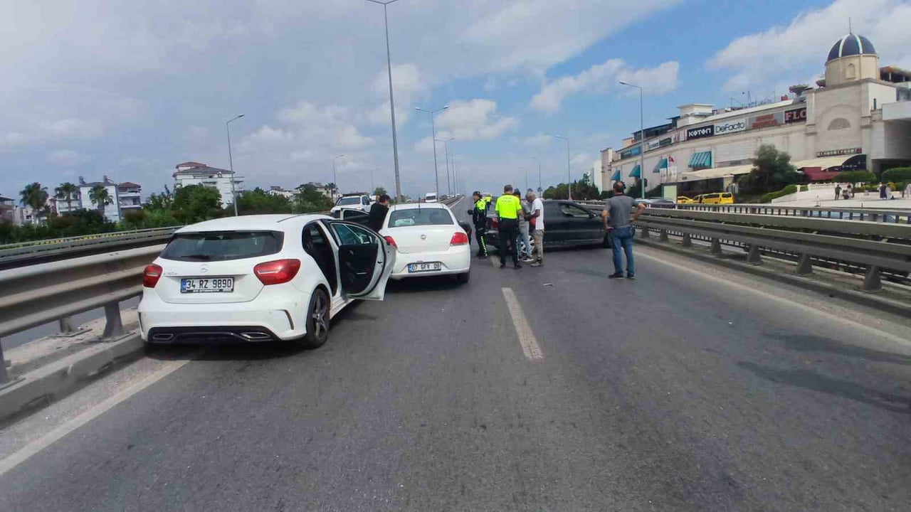 ANTALYA’NIN MANAVGAT İLÇESİNDE 4 ARACIN KARIŞTIĞI KAZA MEYDANA GELDİ