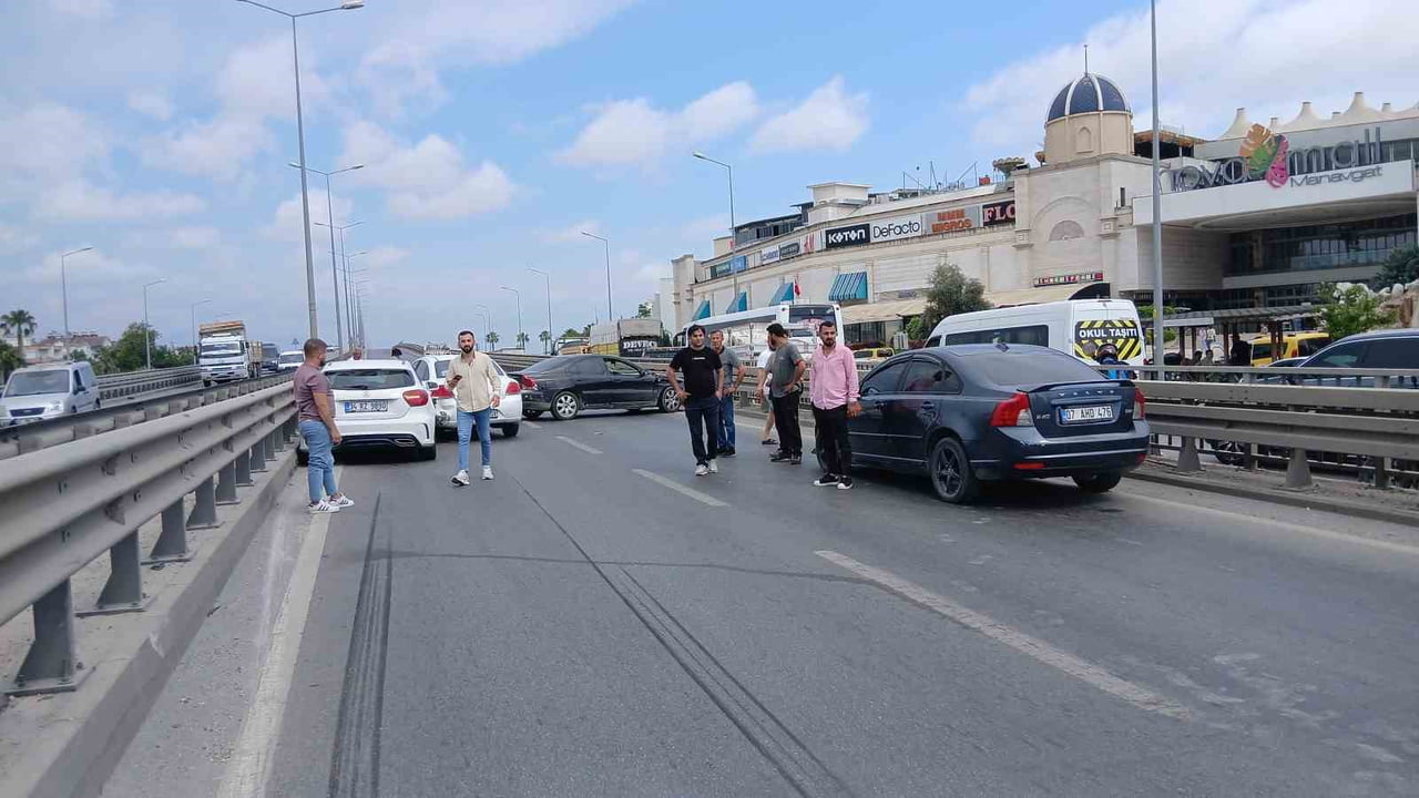 ANTALYA’NIN MANAVGAT İLÇESİNDE 4 ARACIN KARIŞTIĞI KAZA MEYDANA GELDİ