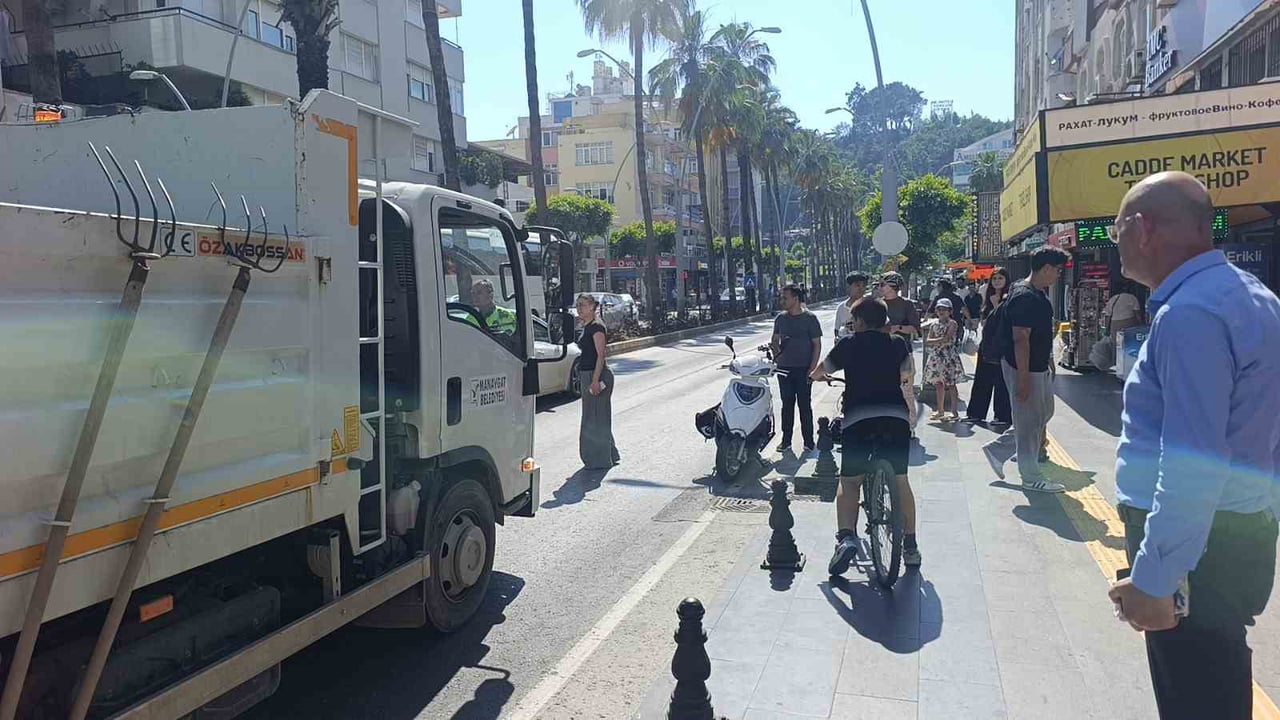 ANTALYA’NIN MANAVGAT İLÇESİNDE ARAÇLARIN ARASINDAN GEÇMEK İSTEYEN MOTOSİKLET SÜRÜCÜSÜ OTOMOBİLE...