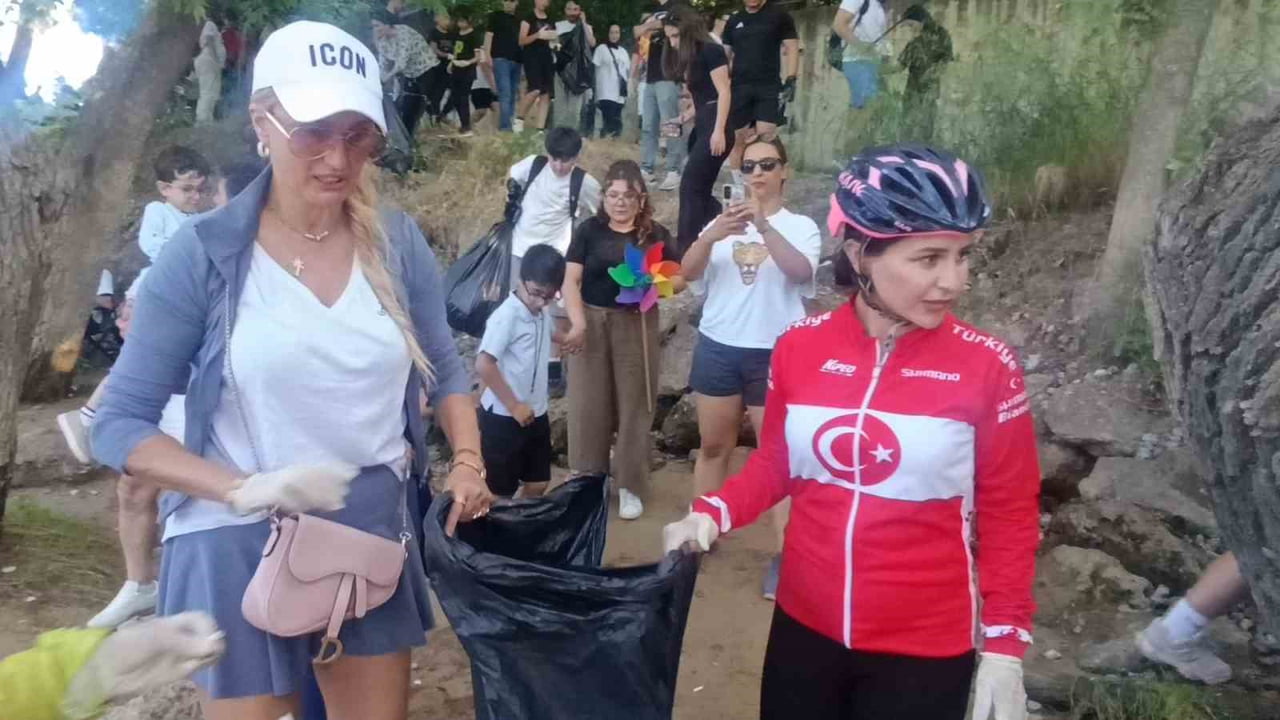 ANTALYA’NIN MANAVGAT İLÇESİNDE DÜZENLENEN 3 HAZİRAN DÜNYA BİSİKLET GÜNÜ ETKİNLİĞİNDE PEDAL ÇEVİREN...