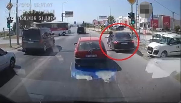ANTALYA’NIN MANAVGAT İLÇESİNDE EMNİYET ŞERİDİNİ KULLANAN ALMAN UYRUKLU SÜRÜCÜ YOLUN KARŞISINA...
