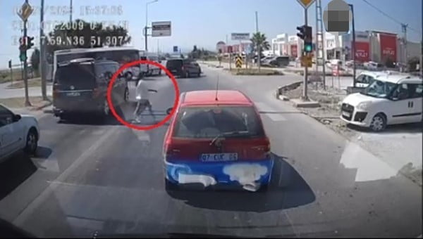 ANTALYA’NIN MANAVGAT İLÇESİNDE EMNİYET ŞERİDİNİ KULLANAN ALMAN UYRUKLU SÜRÜCÜ YOLUN KARŞISINA...