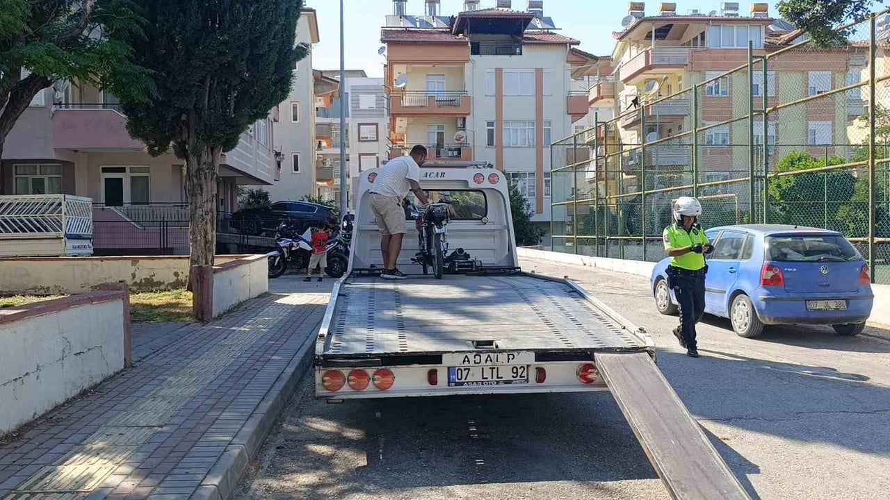 ANTALYA’NIN MANAVGAT İLÇESİNDE İHBARA GİDEN POLİS EKİBİNİ GÖREN MOTOSİKLET SÜRÜCÜSÜ, MOTOSİKLETİ...