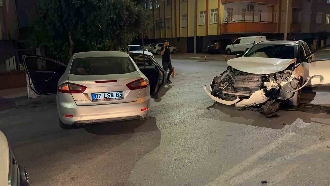 ANTALYA’NIN MANAVGAT İLÇESİNDE İKİ OTOMOBİLİN ÇARPIŞMASI SONUCU MEYDANA GELEN TRAFİK KAZASINDA 4...