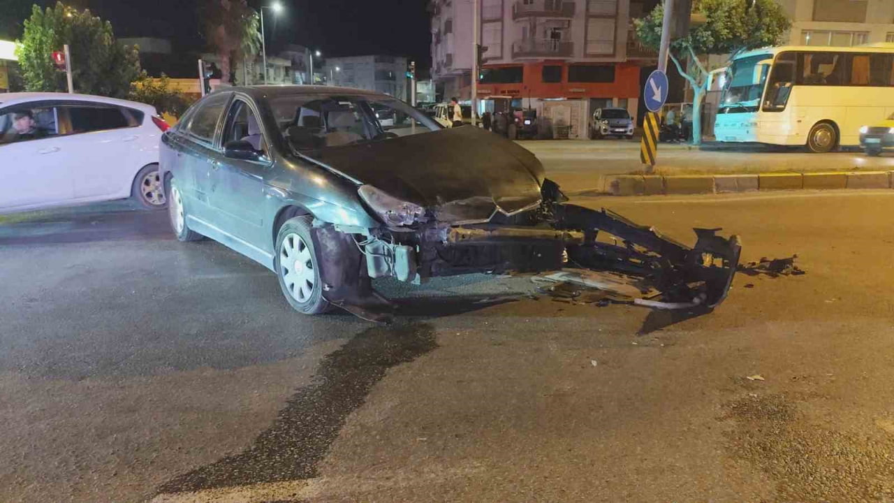 ANTALYA’NIN MANAVGAT İLÇESİNDE KIRMIZI IŞIK İHLALİ YAPAN SÜRÜCÜ KAZAYA NEDEN OLDU. KAZADA ŞANS...