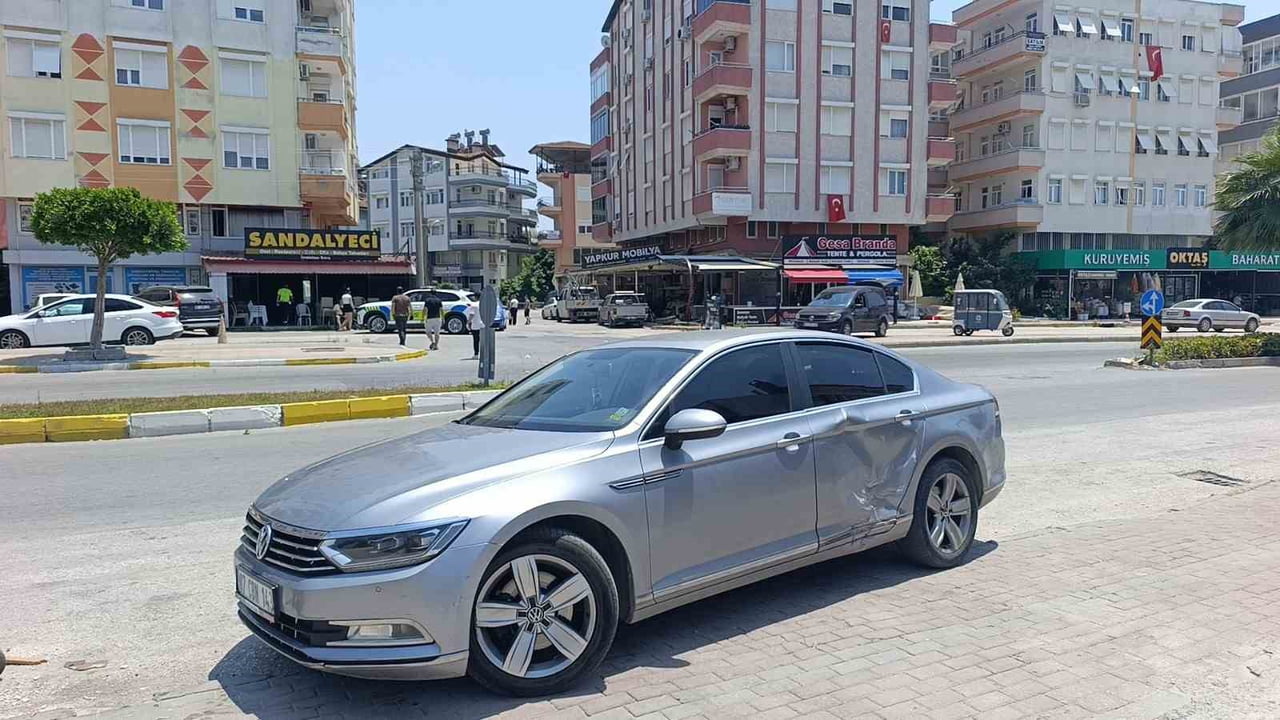 ANTALYA’NIN MANAVGAT İLÇESİNDE MOTOSİKLET İLE OTOMOBİLİN ÇARPIŞMASI SONUCU MEYDANA GELEN KAZADA...