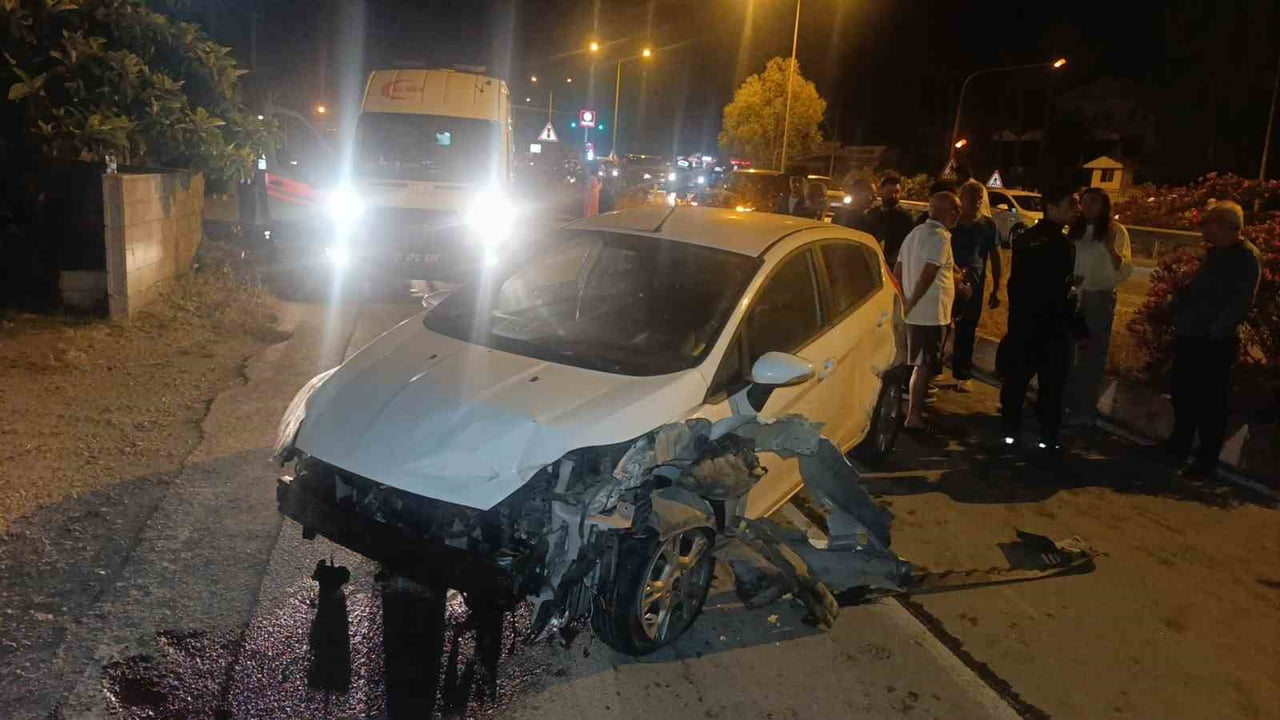 ANTALYA’NIN MANAVGAT İLÇESİNDE ÖNCE KAMYONUN ARDINDAN DA BAŞKA BİR ARACIN ÇARPTIĞI 3 ARACIN...