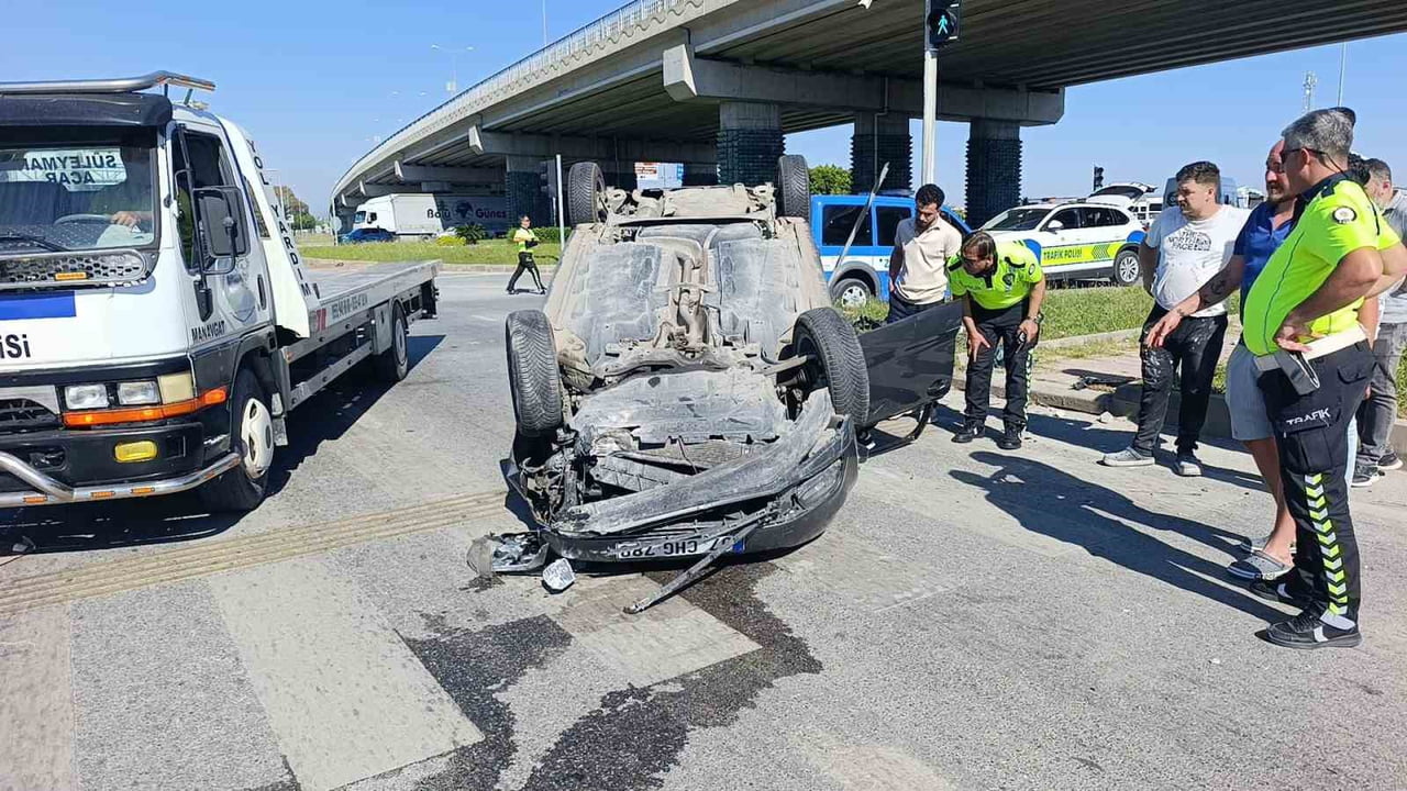 ANTALYA’NIN MANAVGAT İLÇESİNDE REFÜJDEKİ KALDIRIM KAŞINA ÇARPARAK DEVRİLEN OTOMOBİL SÜRÜCÜSÜ...