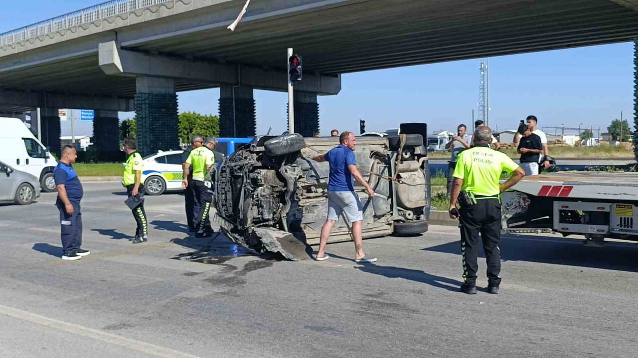 ANTALYA’NIN MANAVGAT İLÇESİNDE REFÜJDEKİ KALDIRIM KAŞINA ÇARPARAK DEVRİLEN OTOMOBİL SÜRÜCÜSÜ...