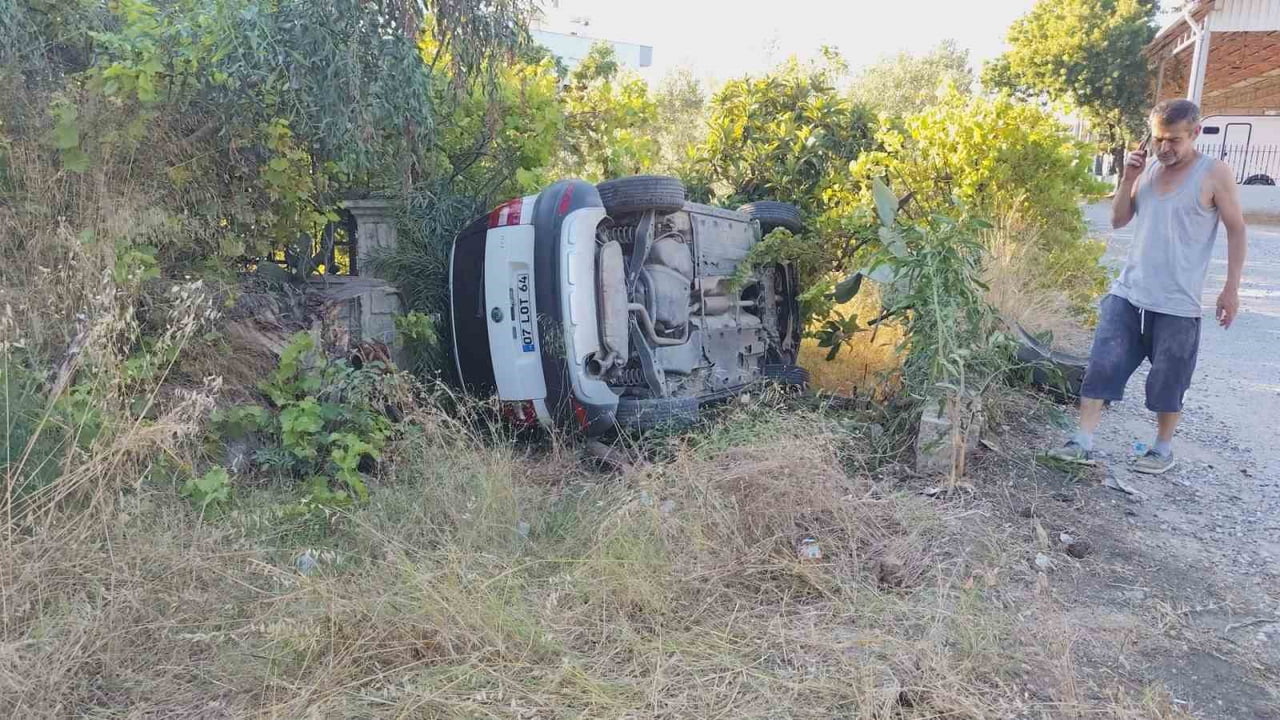 ANTALYA’NIN MANAVGAT İLÇESİNDE SEYİR HALİNDEKİ OTOMOBİL YOL KENARINDAKİ BAHÇEYE UÇTU. ARACIN ŞAN...