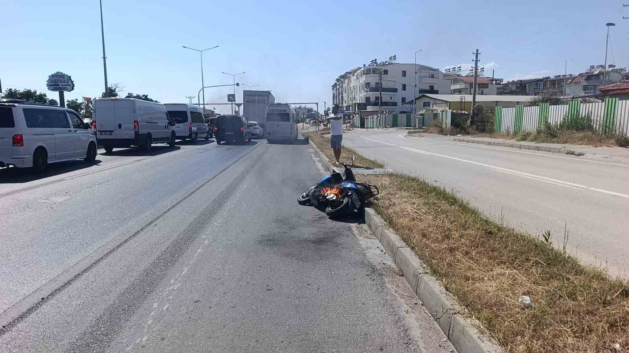 ANTALYA’NIN MANAVGAT İLÇESİNDE SEYİR HALİNDEYKEN YANMAYA BAŞLAYAN MOTOSİKLET DEMİR YIĞININA DÖNDÜ....