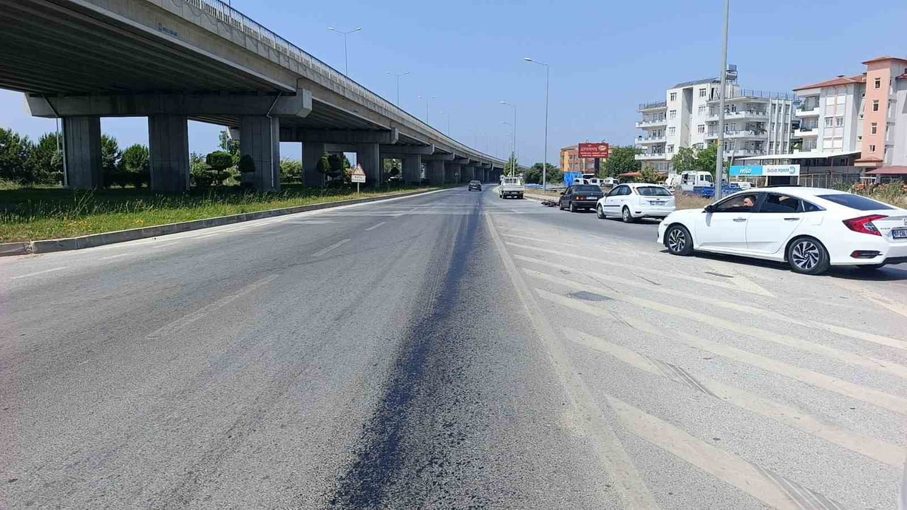 ANTALYA’NIN MANAVGAT İLÇESİNDE YOLA DÖKÜLEN YAĞ NEDENİYLE KONTROLDEN ÇIKARAK KAYAN MOTOSİKLET...
