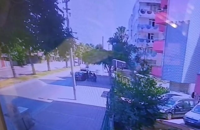 ANTALYA’NIN MURATPAŞA İLÇESİNDE KÜÇÜK YAŞTAKİ ÇOCUĞU İLE BİRLİKTE BANKTA OTURAN KADIN, OTOMOBİLDEN...