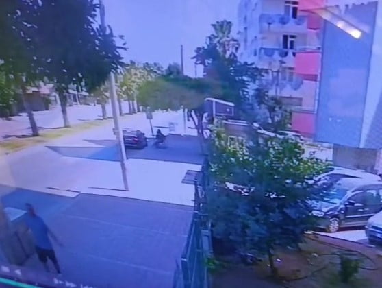 ANTALYA’NIN MURATPAŞA İLÇESİNDE KÜÇÜK YAŞTAKİ ÇOCUĞU İLE BİRLİKTE BANKTA OTURAN KADIN, OTOMOBİLDEN...