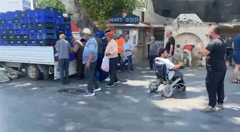 ANTALYA’NIN SERİK İLÇESİNDE BİR ÜRETİCİ, TOPTANCI HALİNDE ALICI BULAMADIĞI YAKLAŞIK 4 TON DOMATESİ...