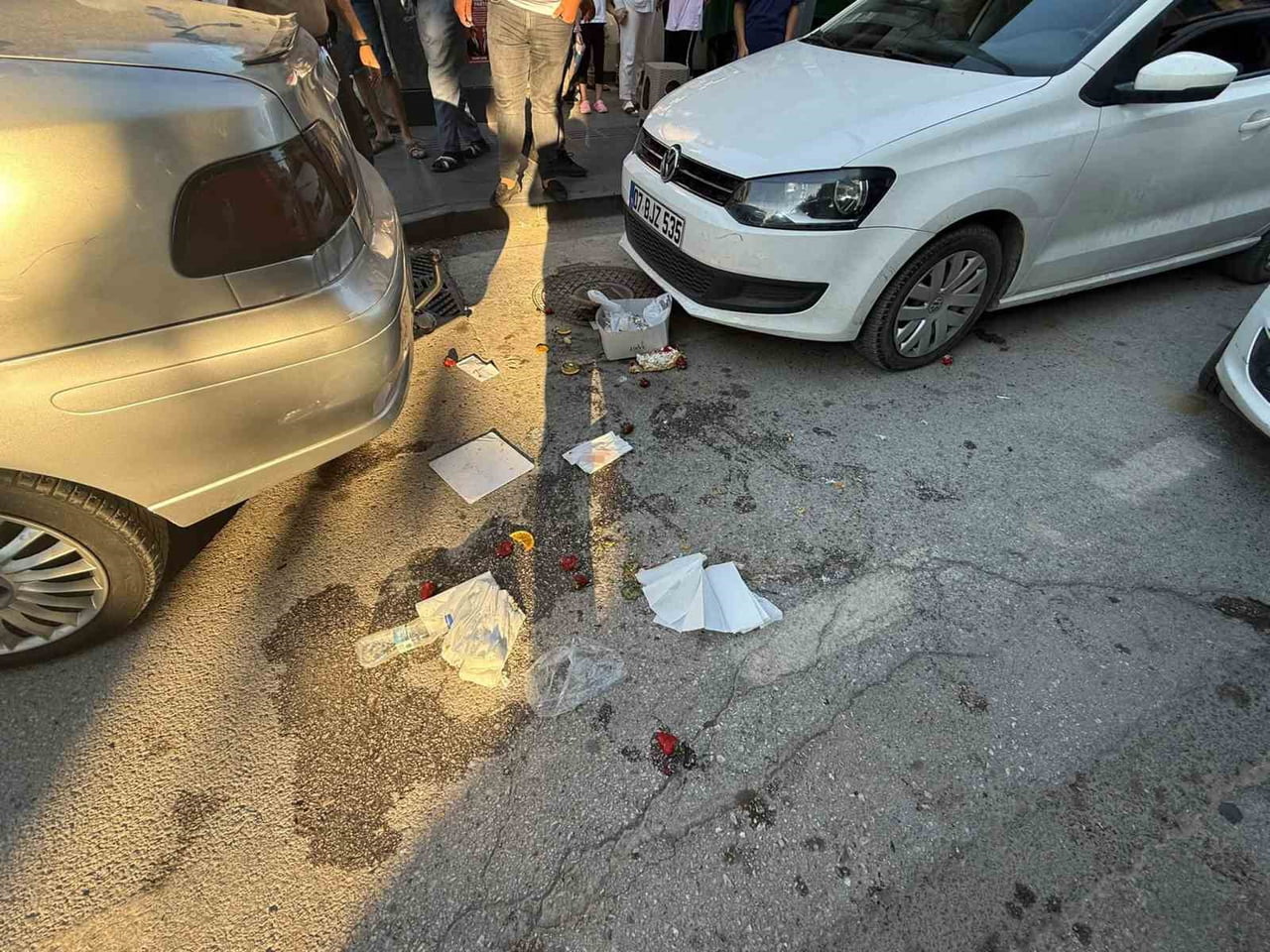 ANTALYA’NIN SERİK İLÇESİNDE, PASTANEDEN ALDIĞI DOĞUM GÜNÜ PASTASIYLA YÜRÜYEN BİR KİŞİ, ARKASINDAN...
