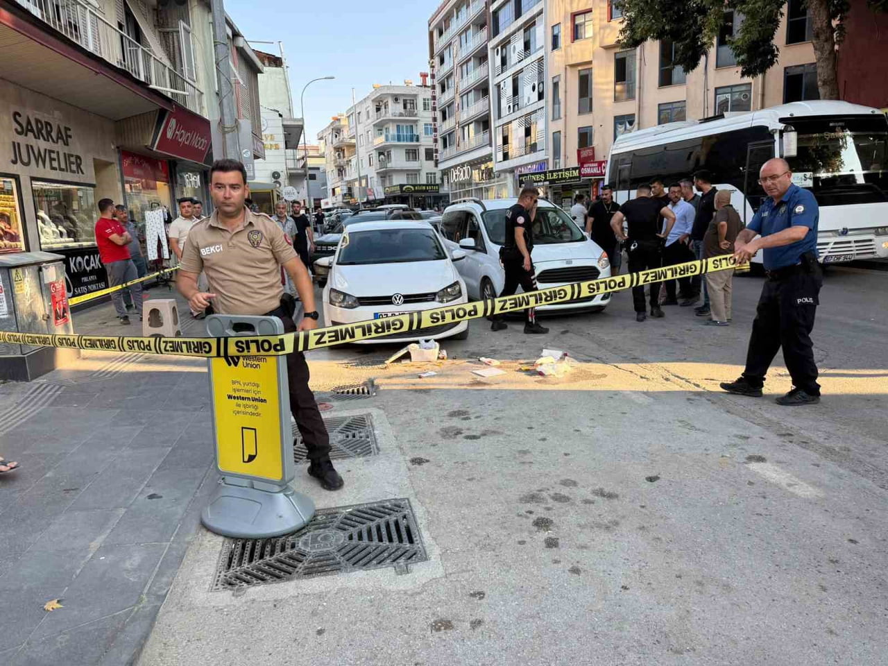 ANTALYA’NIN SERİK İLÇESİNDE, PASTANEDEN ALDIĞI DOĞUM GÜNÜ PASTASIYLA YÜRÜYEN BİR KİŞİ, ARKASINDAN...