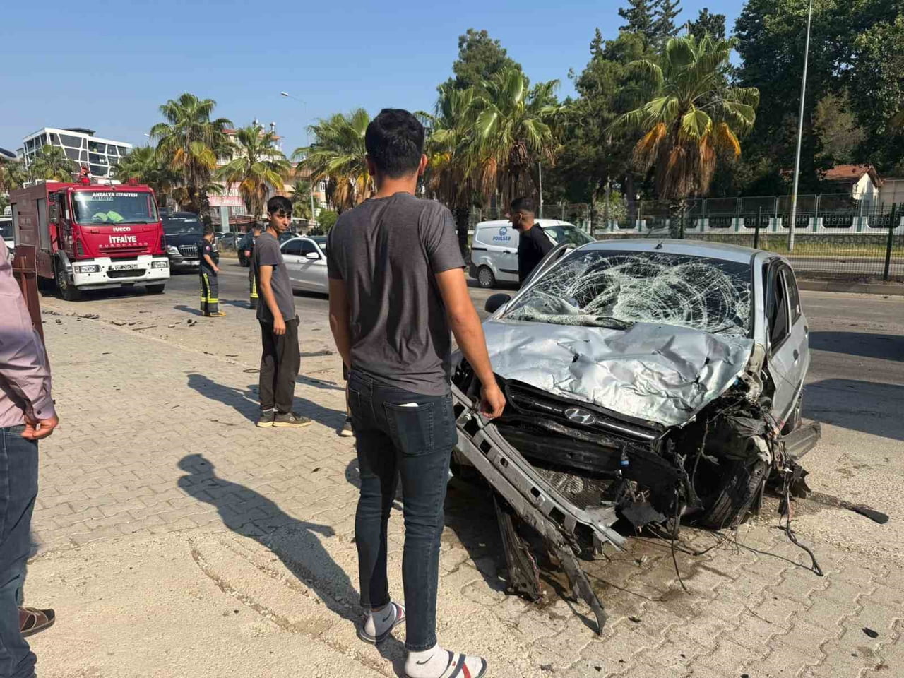 ANTALYA’NIN SERİK İLÇESİNDE SEYİR HALİNDEKİ BİR OTOMOBİLİN SOLLAMA YAPTIĞI SIRADA ORTA REFÜJDE...