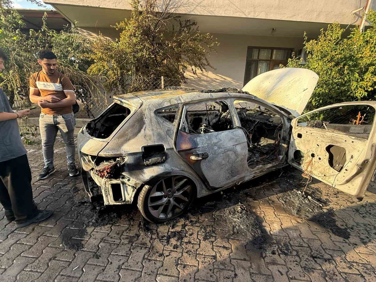 ANTALYA’NIN SERİK İLÇESİNDE SEYİR HALİNDEYKEN ALEV TOPUNA DÖNEN OTOMOBİLDEN CAN HAVLİYLE ÇIKAN...
