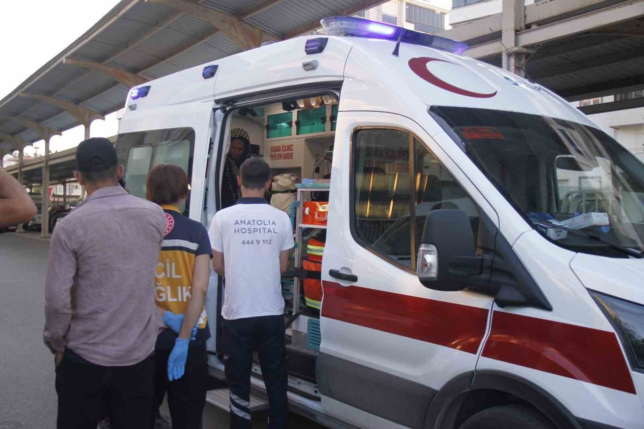 ANTALYA’NIN SERİK İLÇESİNDE TARIM İŞÇİLERİNİ TAŞIYAN İKİ MİNİBÜSÜN ÇARPIŞMASI SONUCU 5 İŞÇİ KADIN...